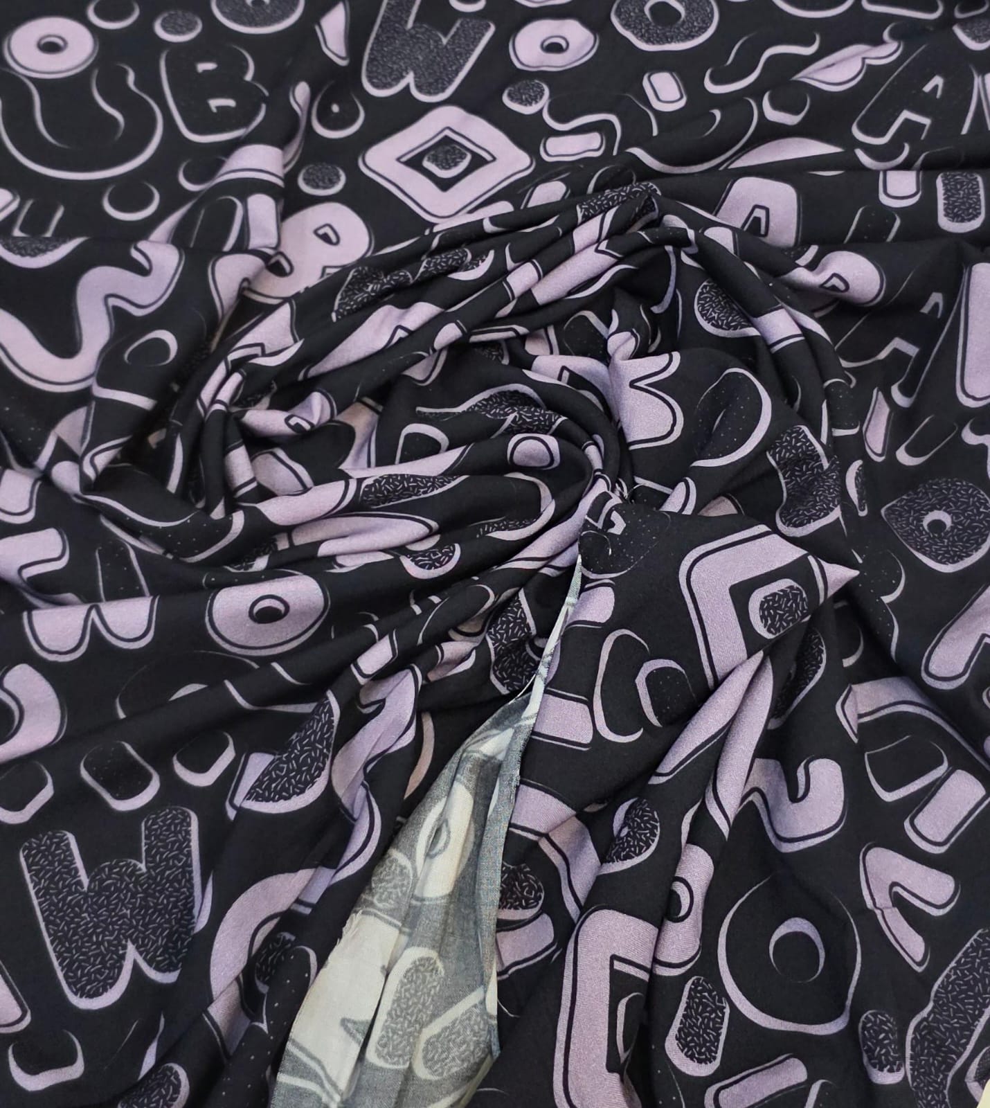 Viscose premium baw funto preto com lilas - Comprimento 2 m x Largura 1,47 m 